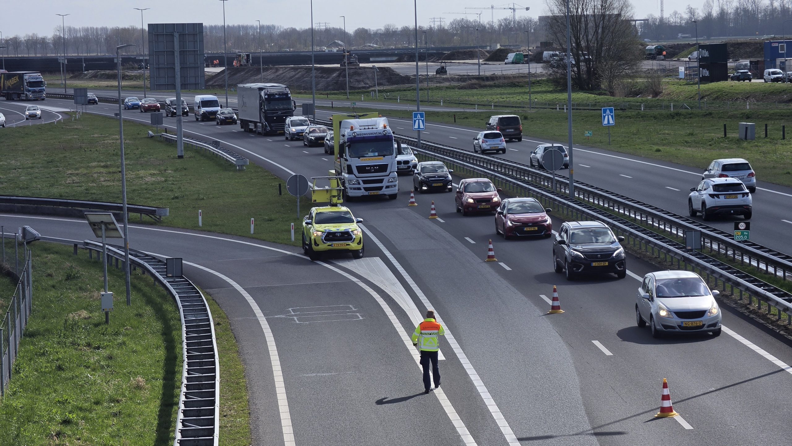 Filevorming richting Stad door defecte vrachtwagen bij knooppunt Westerbroek