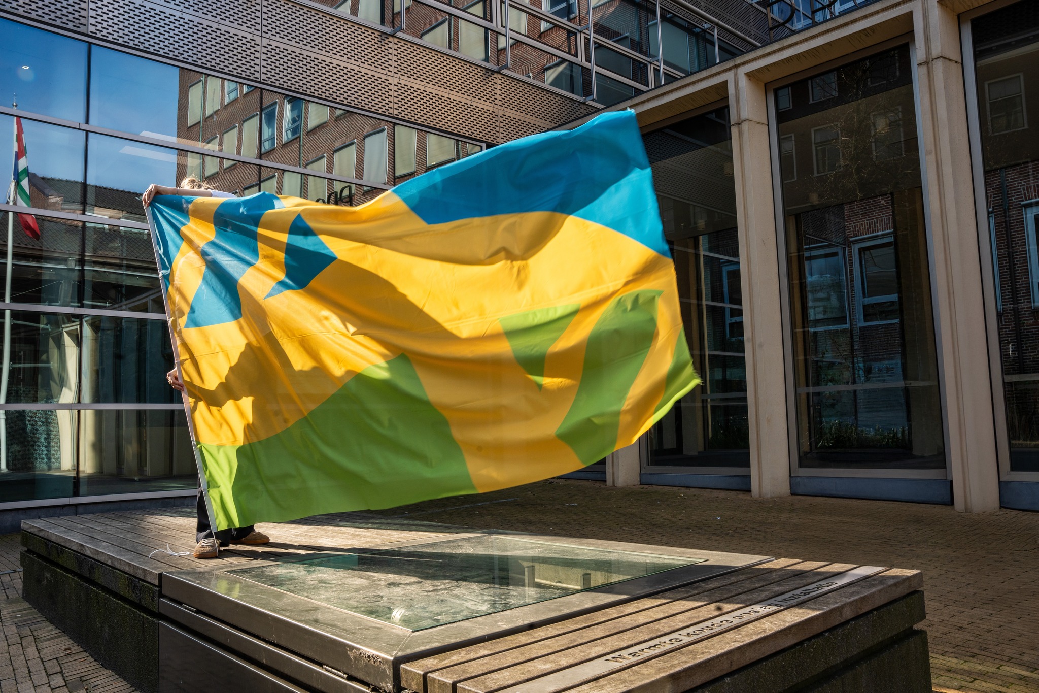 Mensenrechtenvlag wappert bij Provinciehuis: “Samenleving waarin je kunt zijn wie je bent”