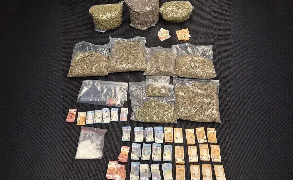 Harddrugs, tienduizenden euro’s en tien kilo hennep gevonden na politiecontrole in centrum