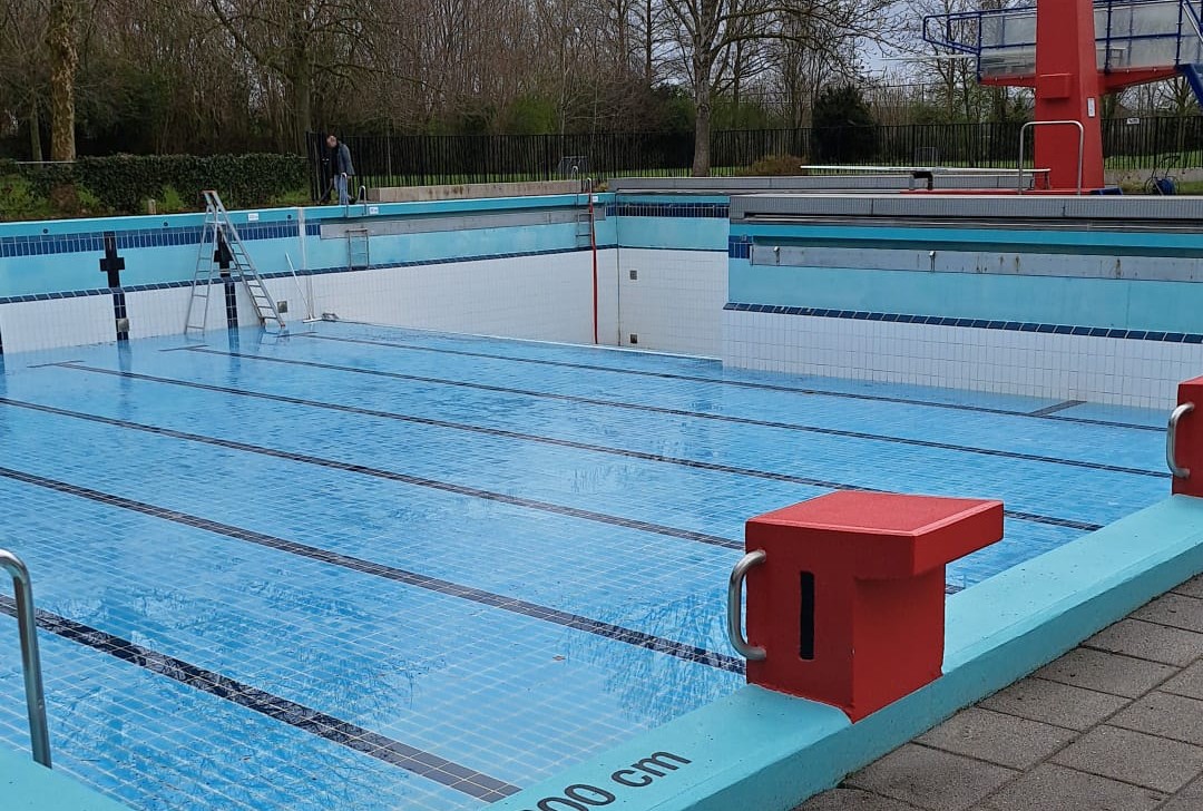 Voorbereidingen nieuw zwemseizoen in Ten Boer in volle gang: “Nog vier weken tot de eerste duik”