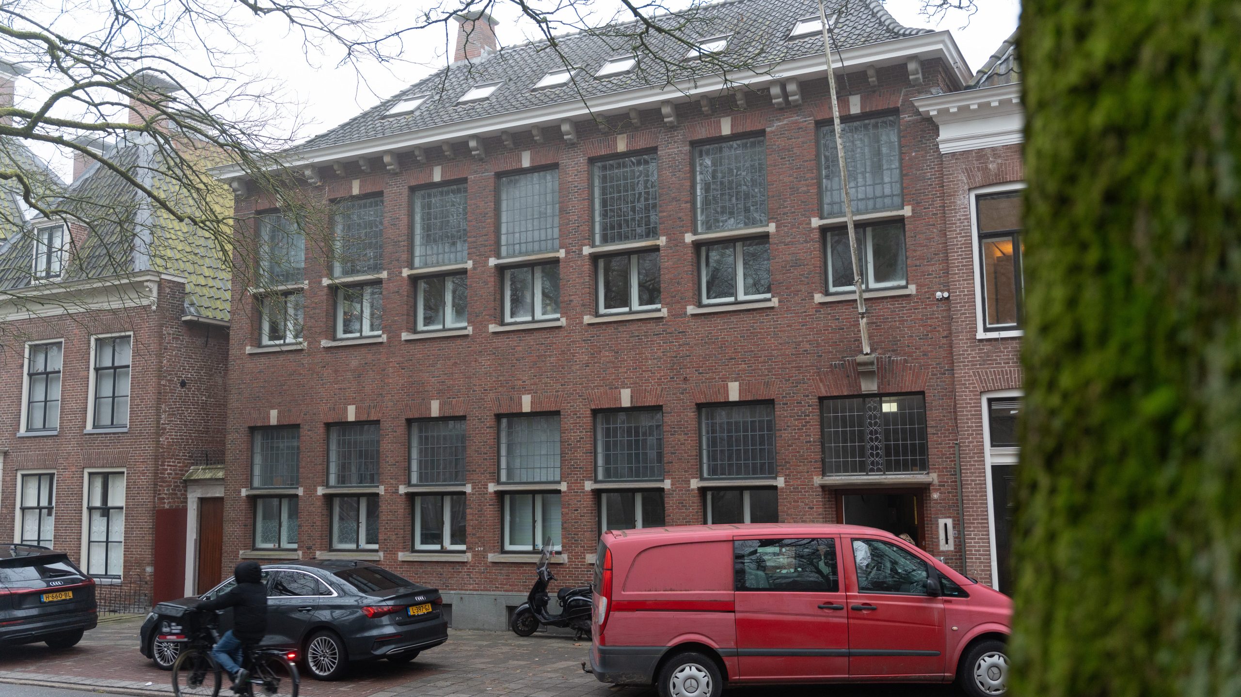 Verhit en emotioneel debat over daklozenopvang Nieuwe Boteringestraat: meerderheid raad lijkt voor t