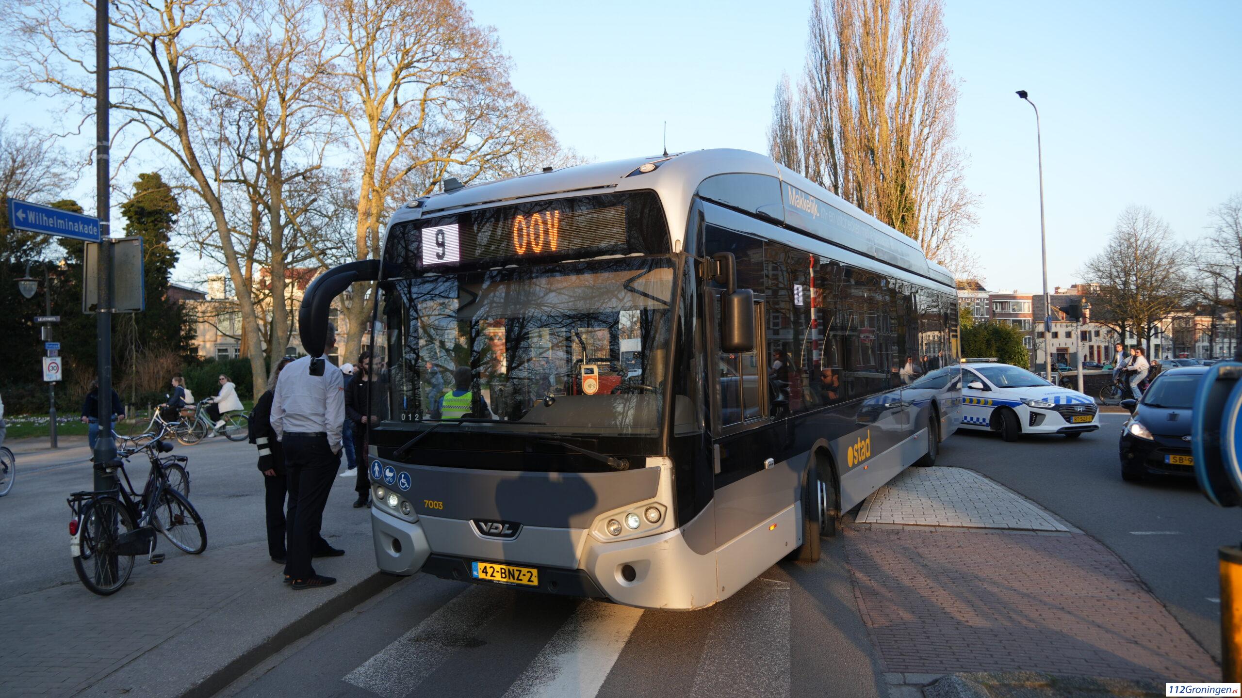 Lijnbus in de ankers voor fietser; één passagier gewond