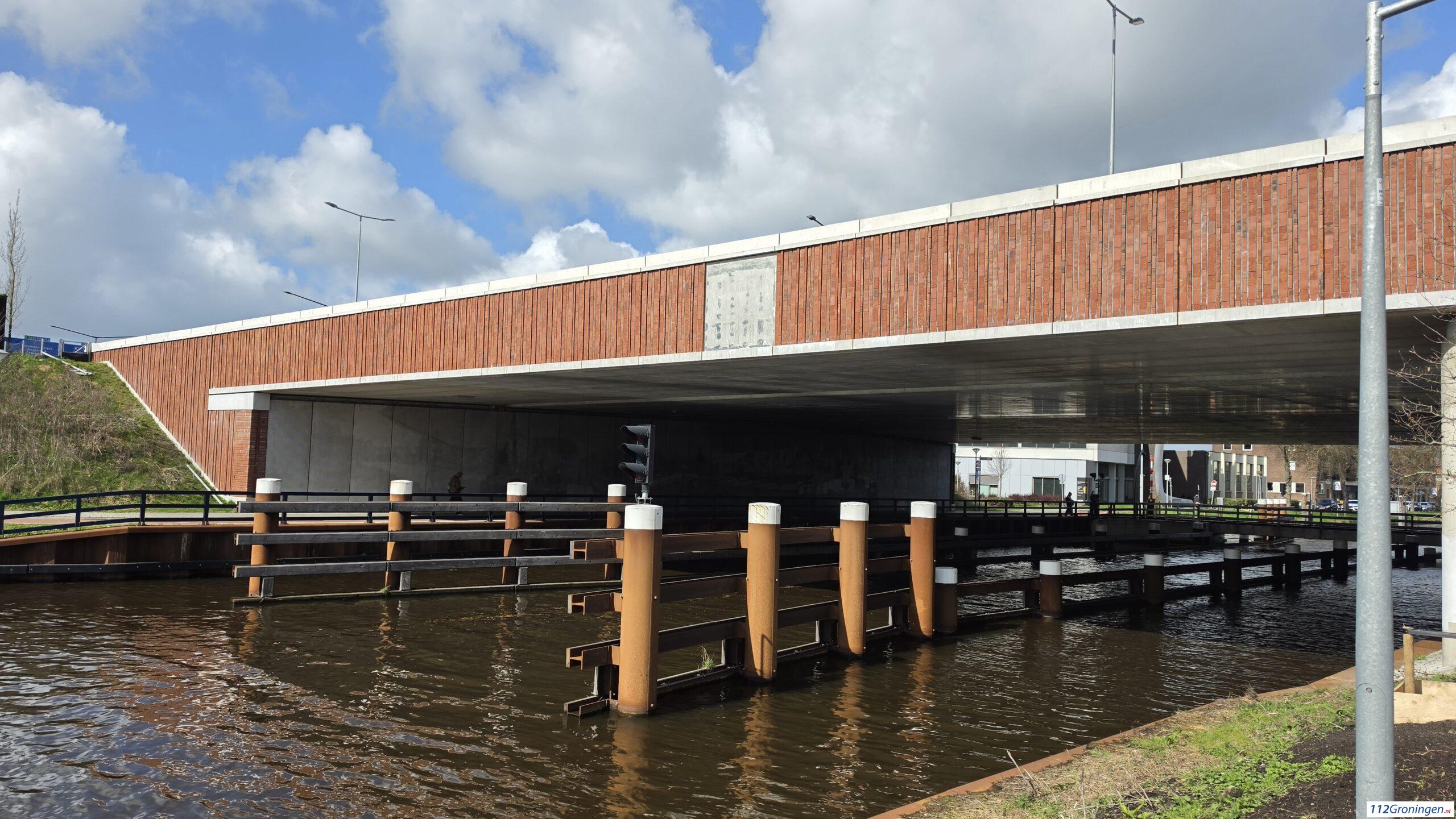 Gevelplaat dondert van Julianabrug in Noord-Willemskanaal (update)