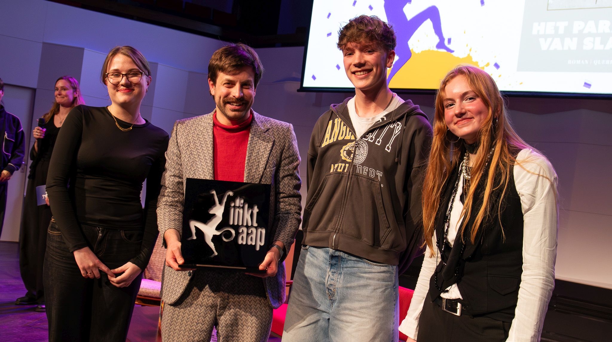 Oud-stadsdichter Joost Oomen wint literaire jongerenprijs De Inktaap