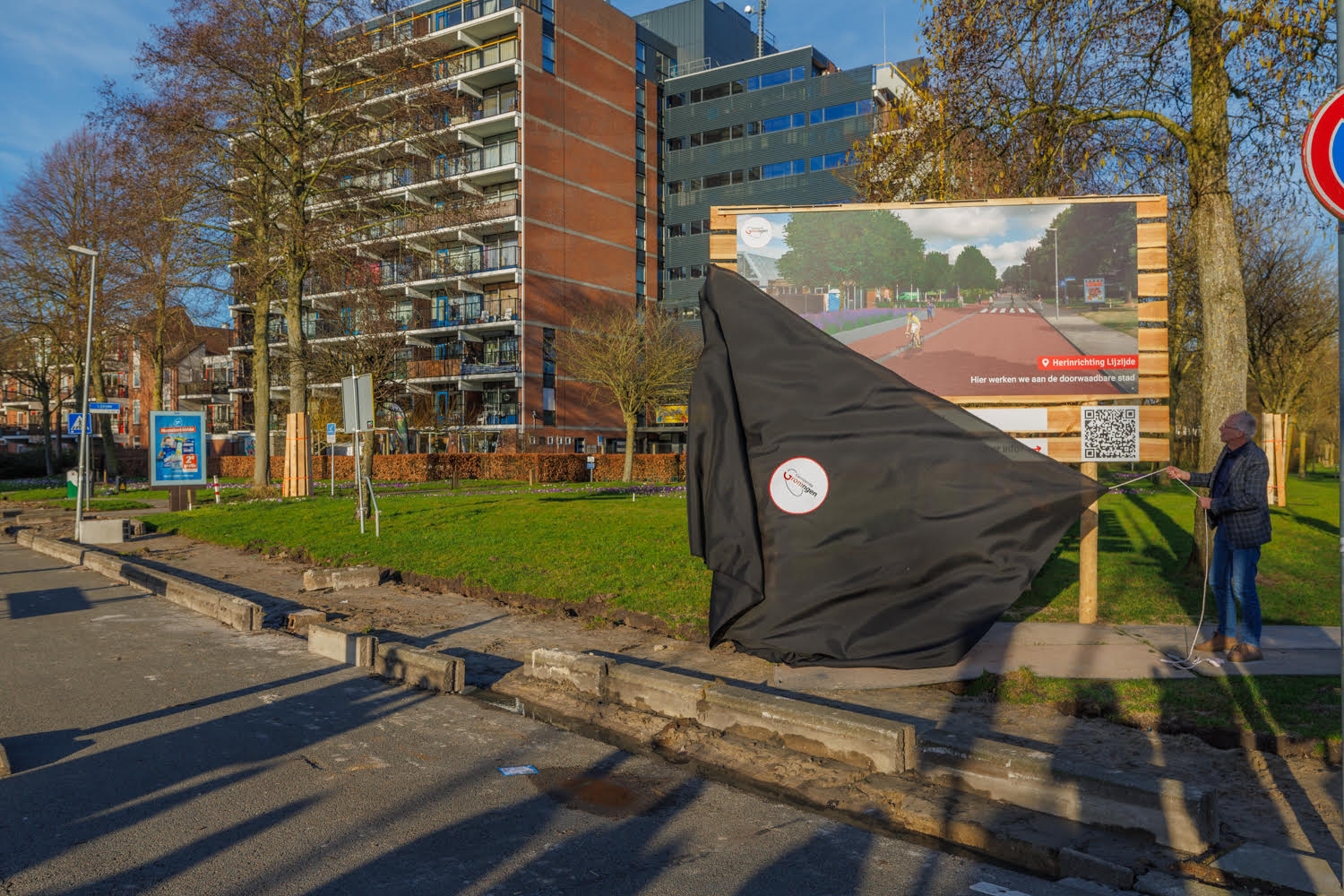 Wethouder Broeksma onthuld bouwbord voor herinrichting Lijzijde