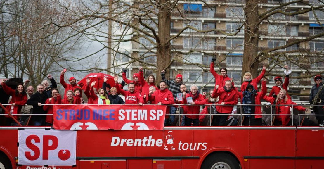 SP trekt in rode verkiezingsbus door de gemeente: “We hebben D66 uitgedaagd voor een potje ‘bezuinig