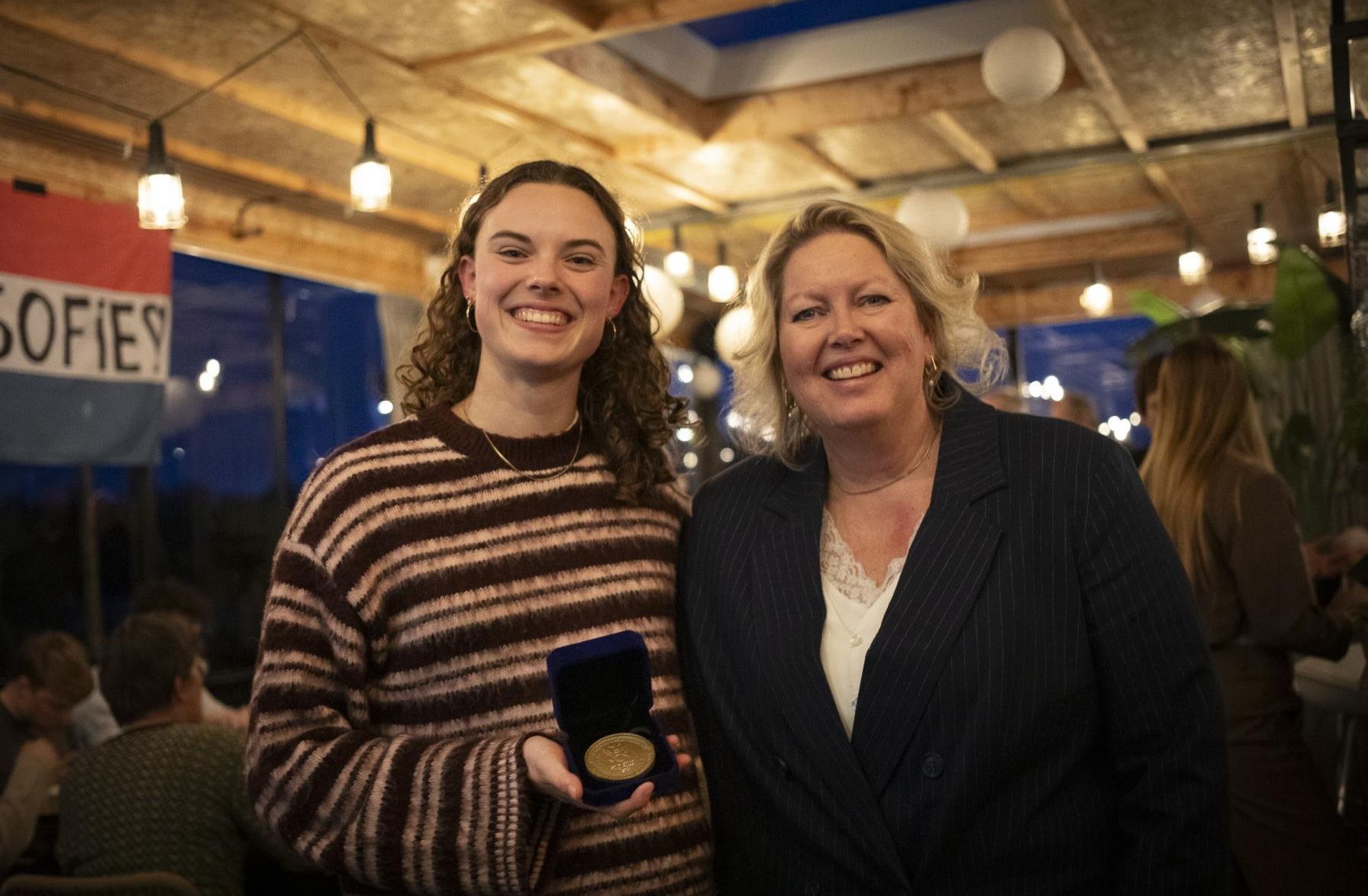 Wereldkampioen Sofie Dokter verrast met gemeentelijke sportpenning tijdens etentje