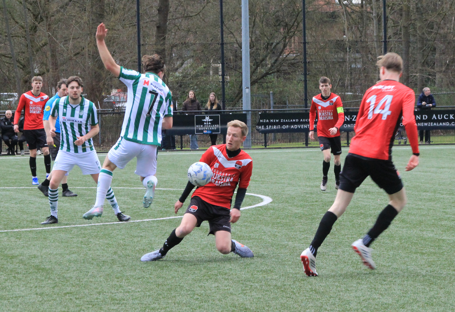 1H: Velocitas laat zich aftroeven door Broekster Boys en is koploper af
