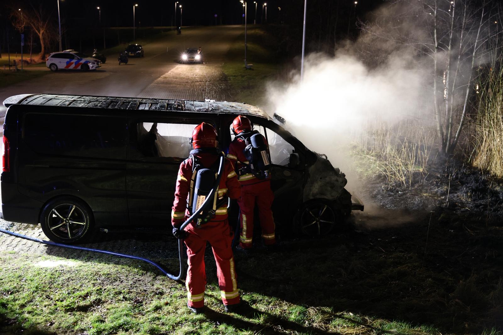 Busje verwoest door brand in Hoogkerk