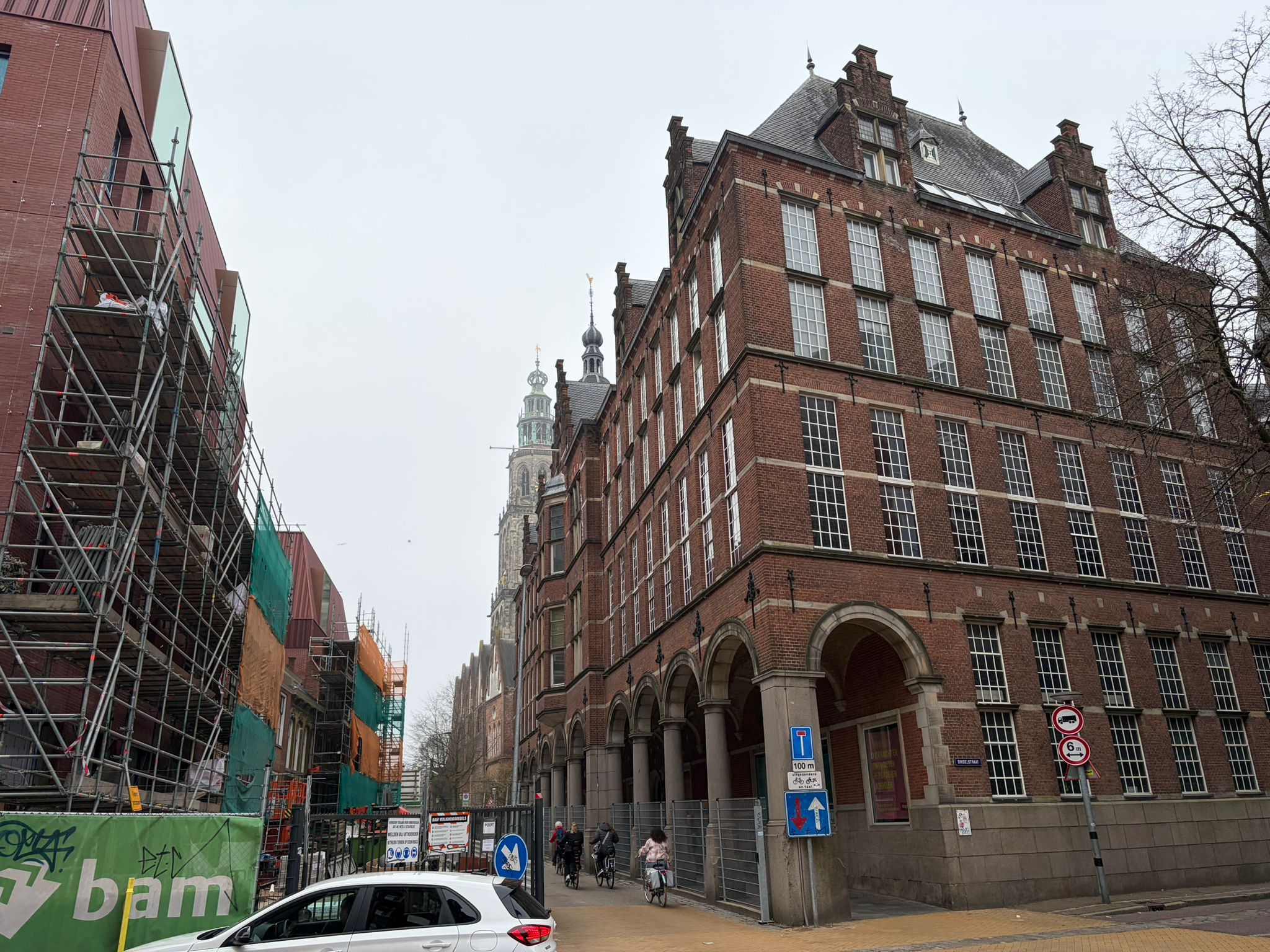 Verbouw voormalig Rijksarchief naar Stayokay in Sint Jansstraat gestart