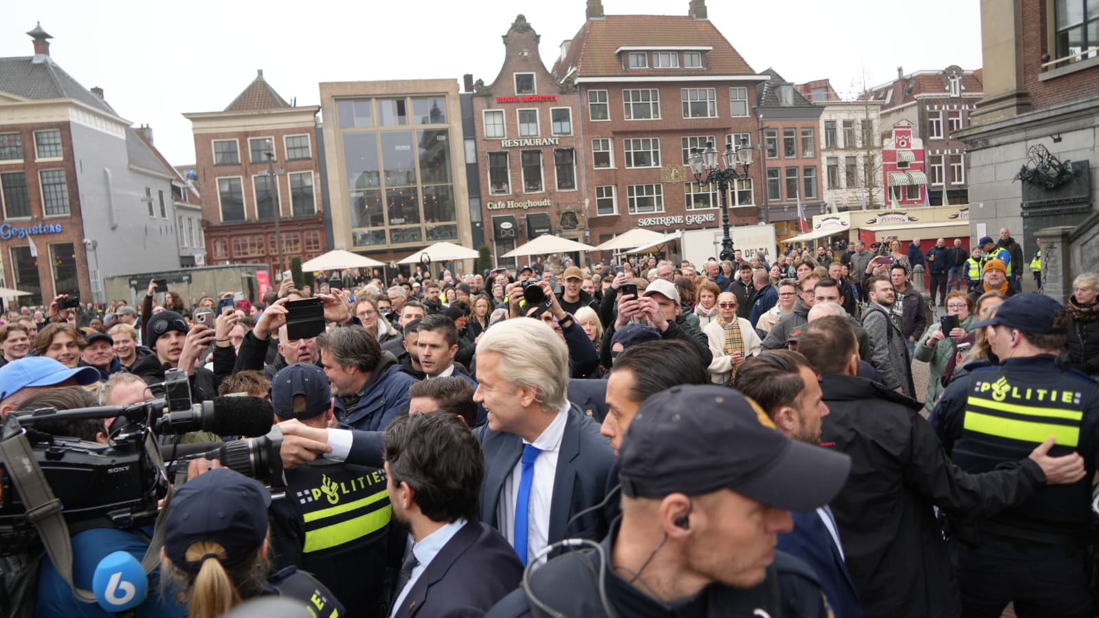 Wilders trekt bij bezoek fans en demonstranten naar binnenstad:”Ik ben groot fan van hem”