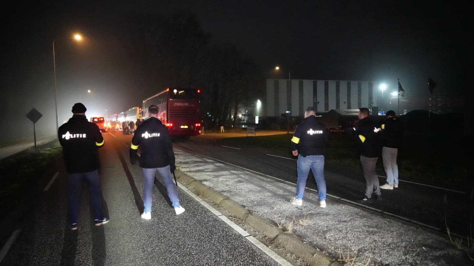 Ajax-bussen belaagd op Winschoterweg: ruit sneuvelt bij confrontatie met supporters