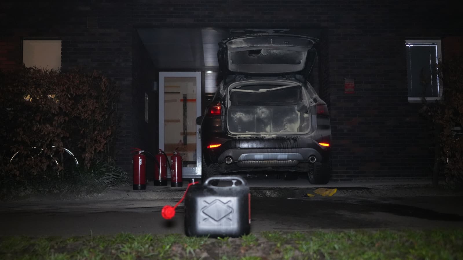Persoon probeert auto in de brand te steken