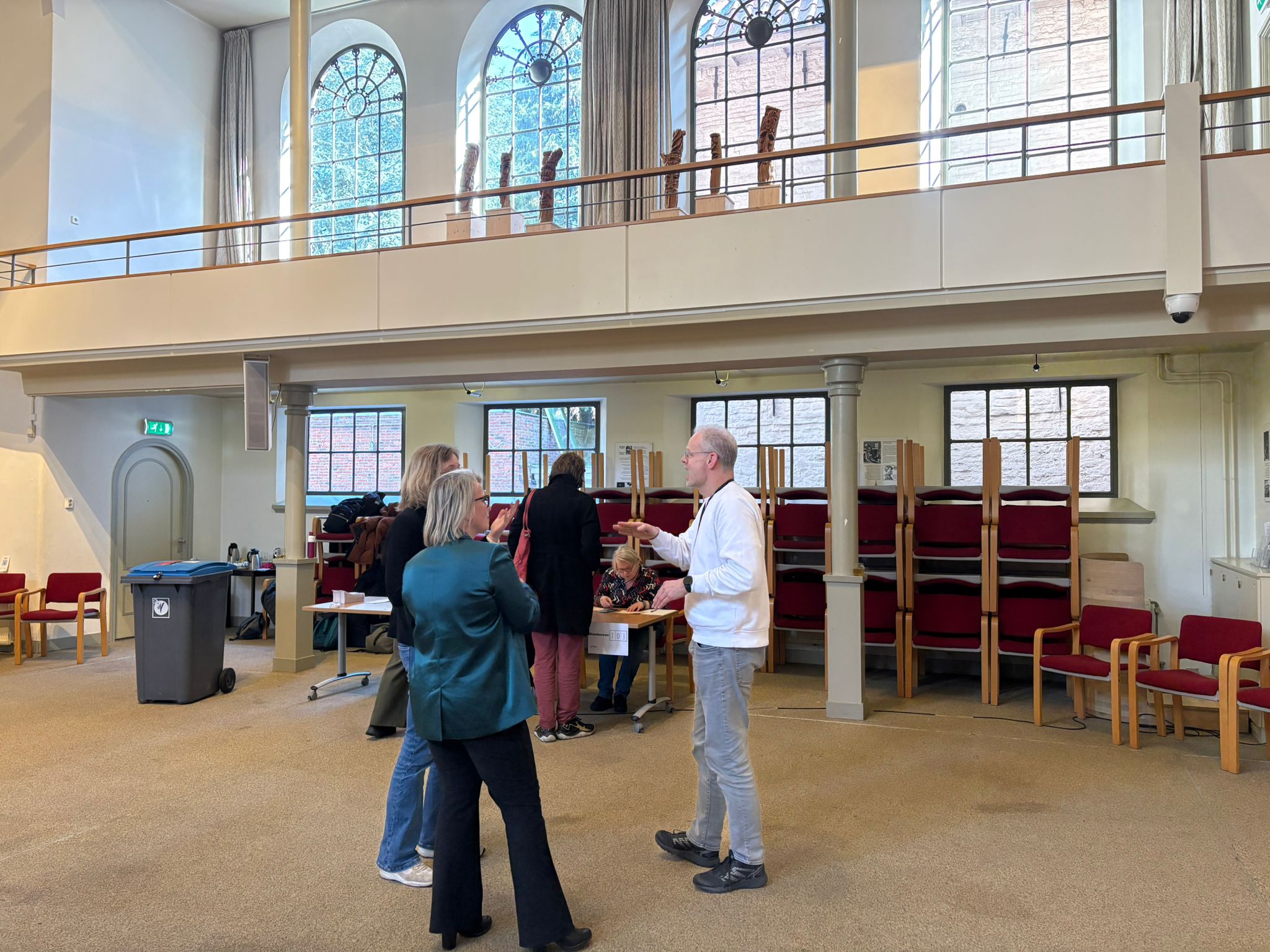 Gebarentaal in de Doopsgezinde Kerk: “Speciaal stembureau bouwt brug tussen inwoners”