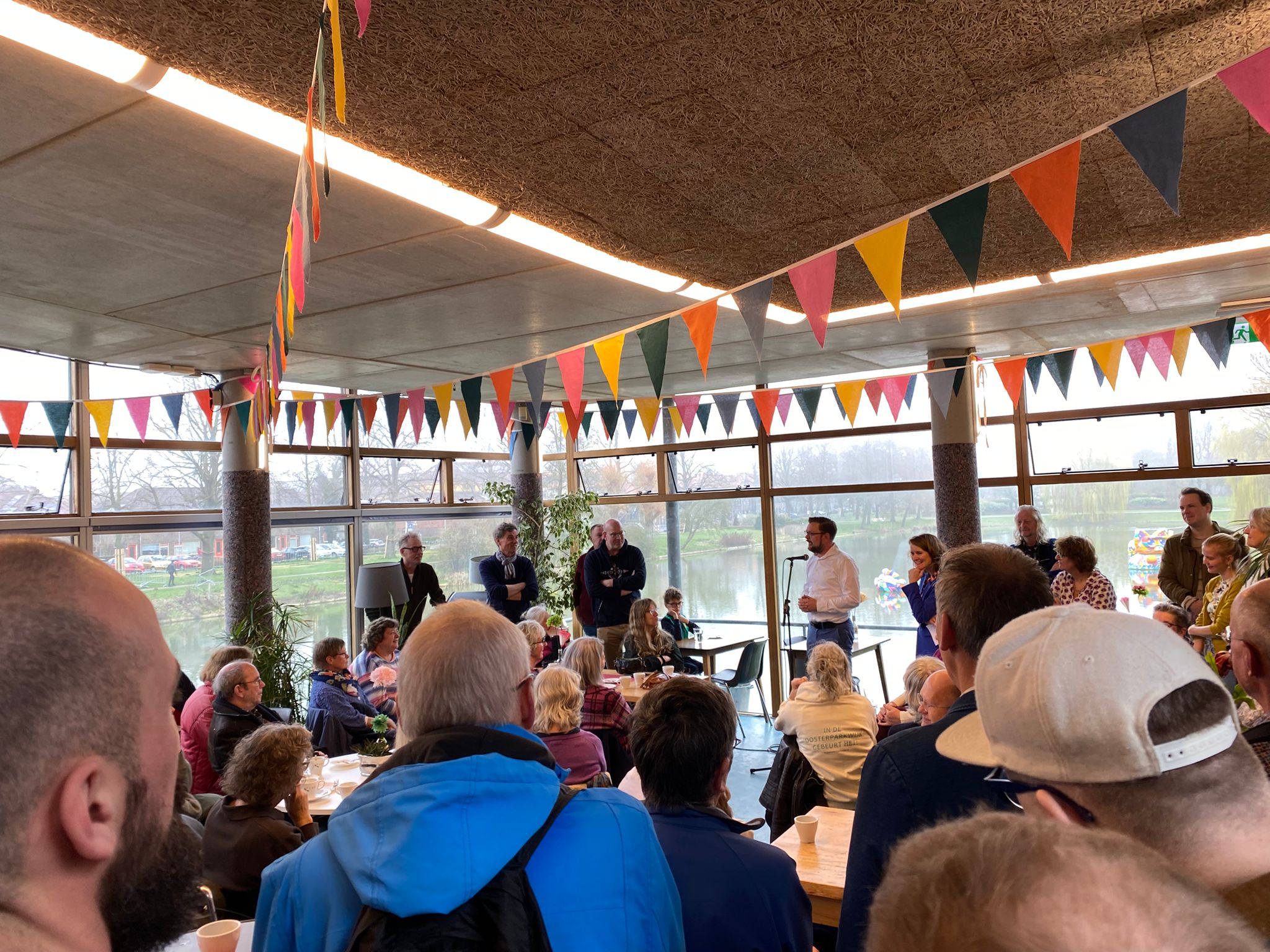 Wijkcentrum Bij Van Houten feestelijk heropend: “De kracht is dat het gedragen wordt door de wijk”