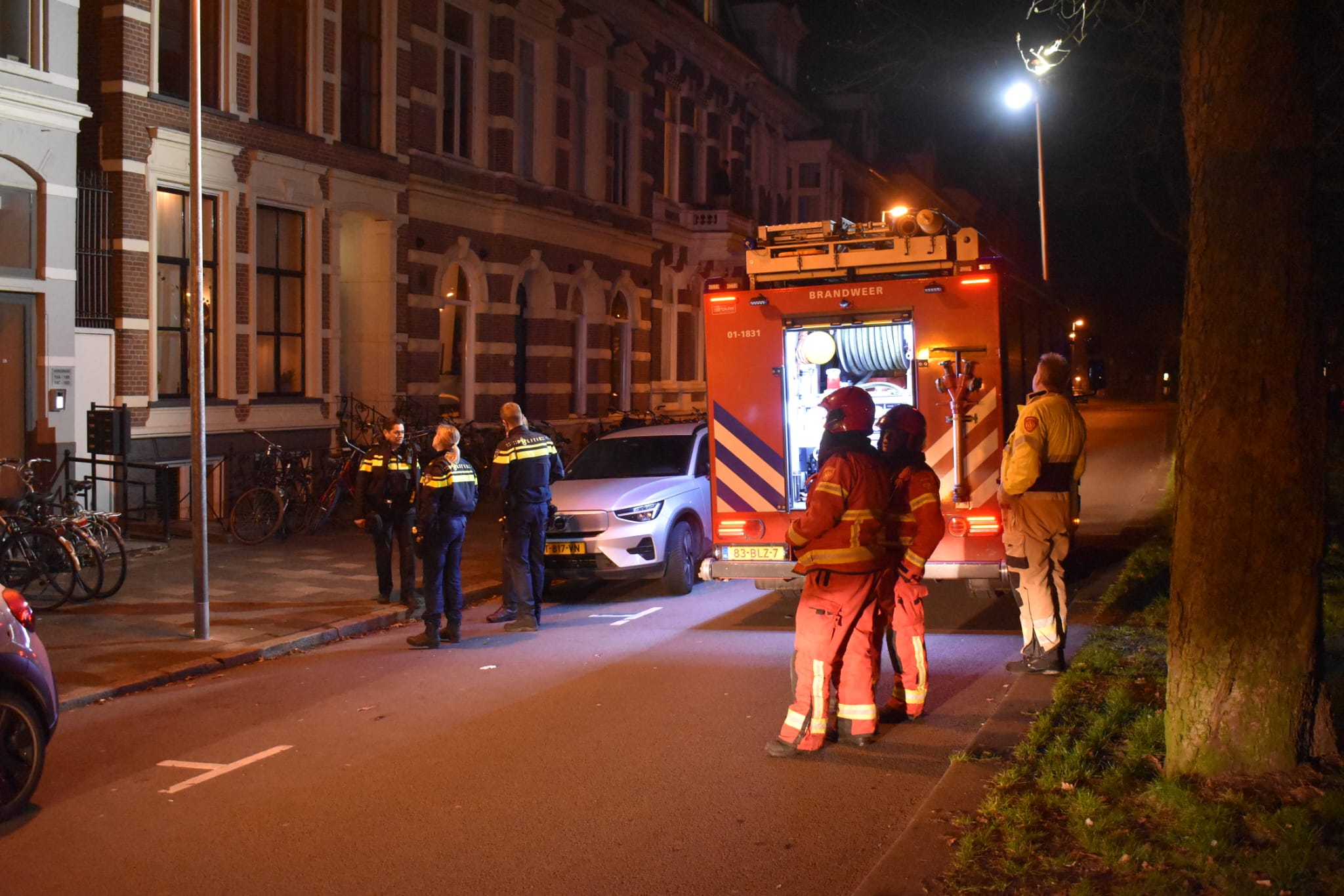 Brandende fakkel op balkon Heresingel zorgt voor inzet brandweer