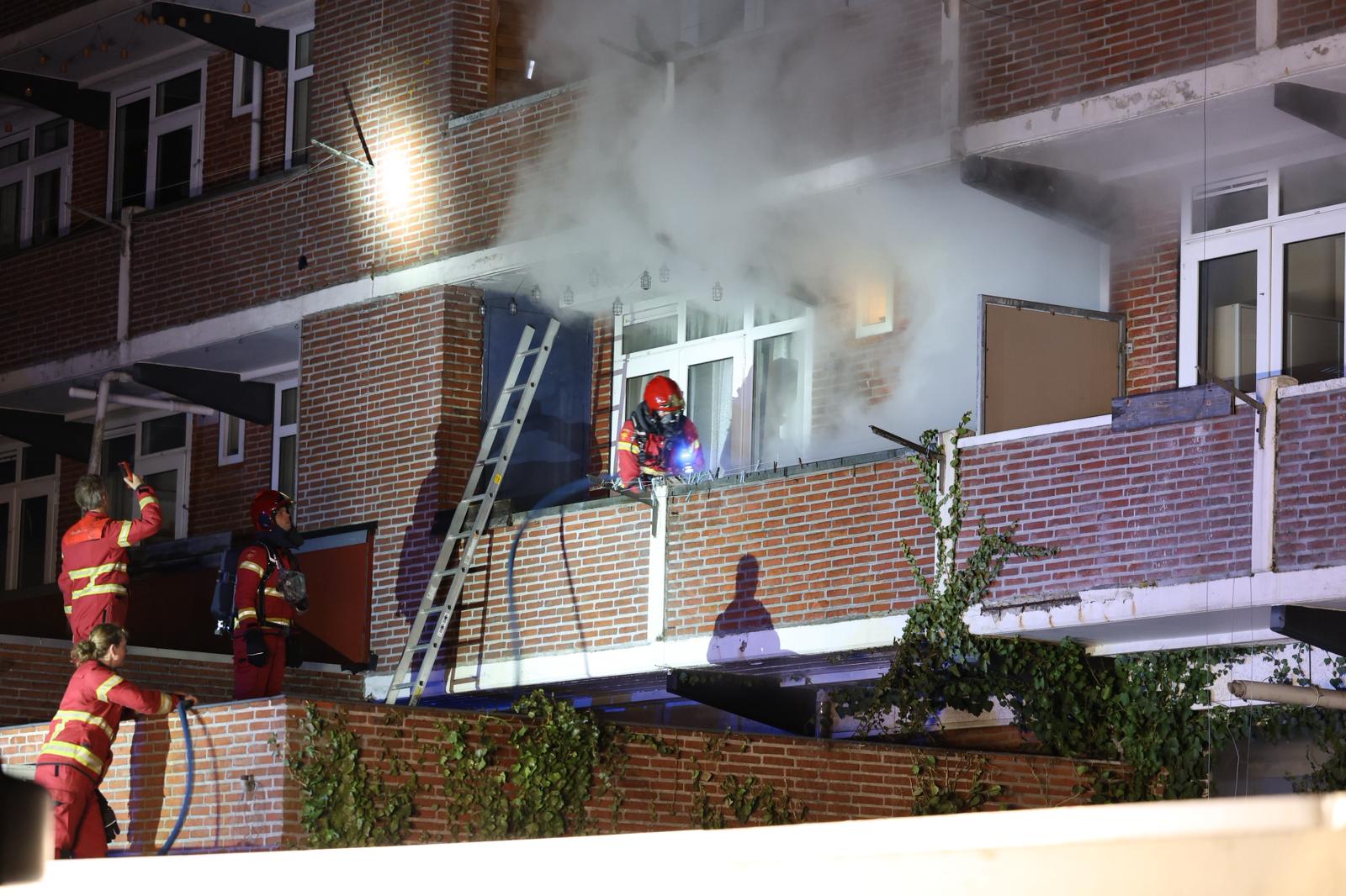 Forse rookontwikkeling bij brand op balkon Overwinningsplein