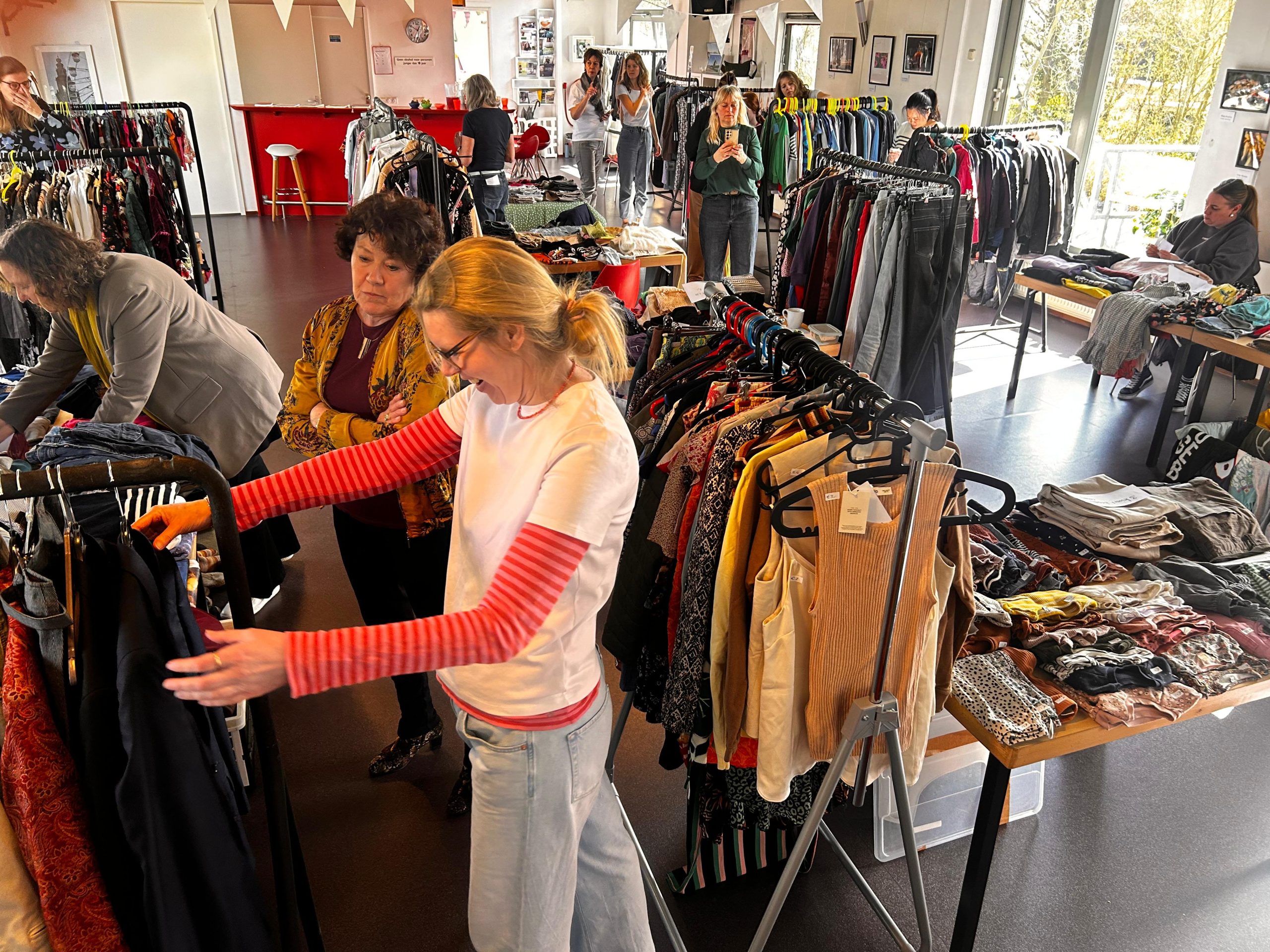 Duurzame kledingbeurs in De Hunzeborgh groeit: “Recyclen is tegenwoordig heel hip”