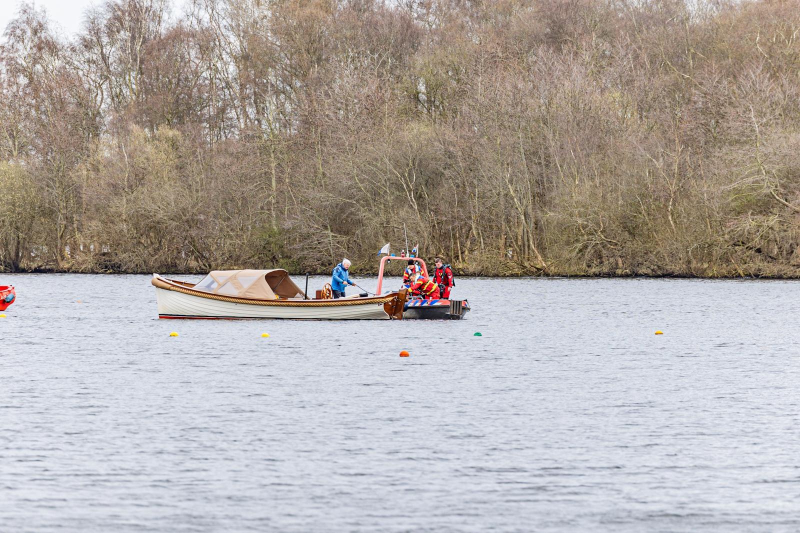 Sloep dobbert stuurloos rond op Hoornsemeer, brandweer schiet te hulp