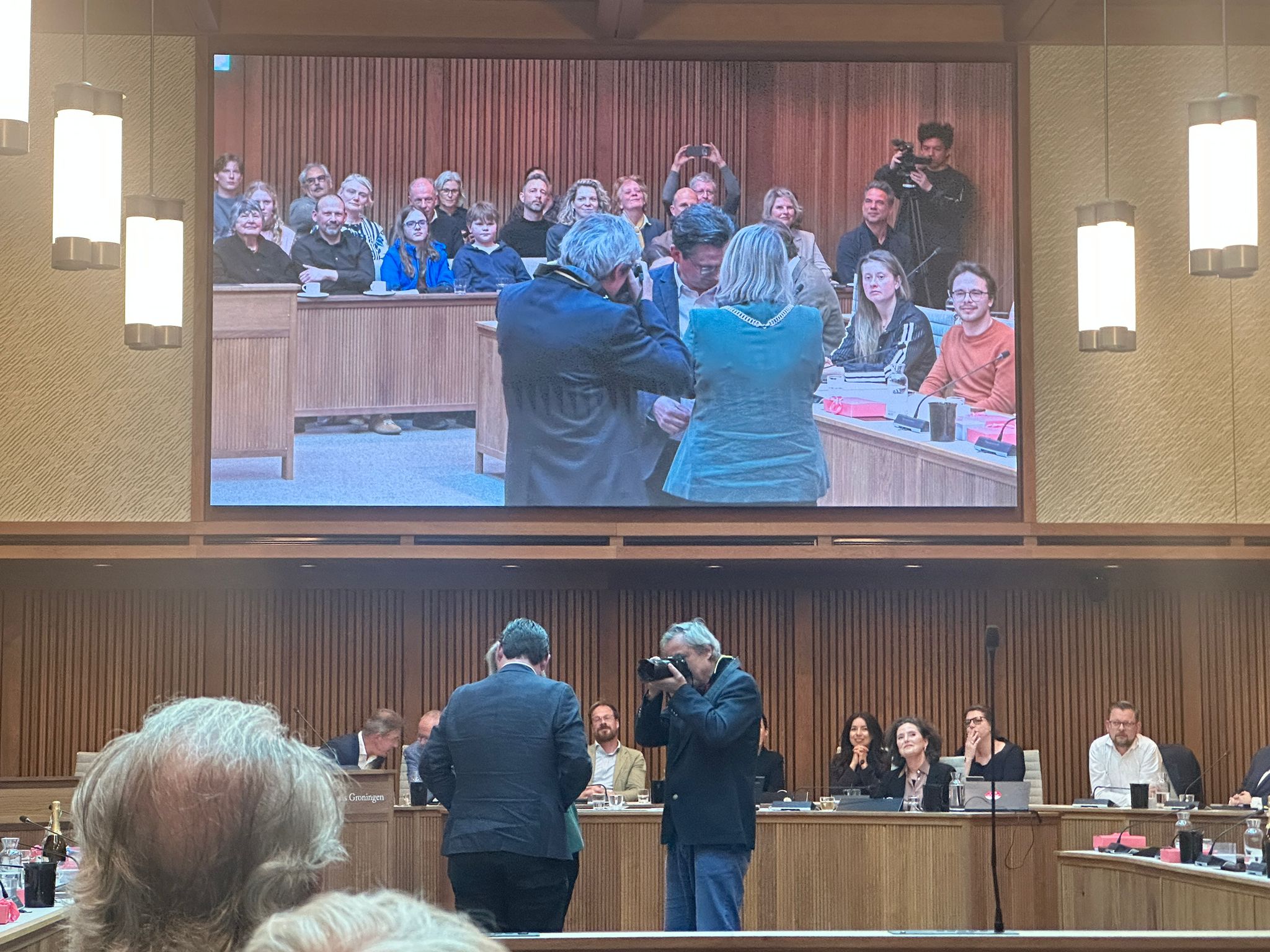 Koninklijke onderscheidingen en herinneringen bij afscheid van 22 gemeenteraadsleden: “Hard op de in