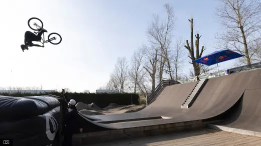 Topwielrenners doen de backflip tijdens mountainbike slopestyle op Grote Markt