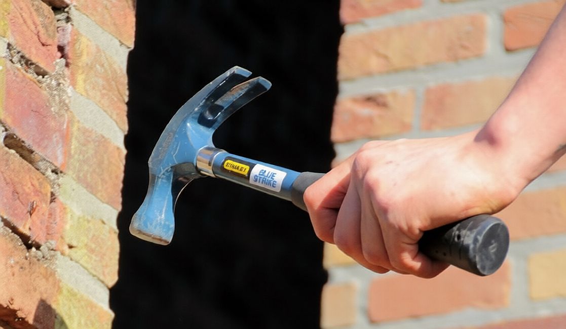 Taakstraf en voorwaardelijk cel geëist voor slaan buurman met hamer