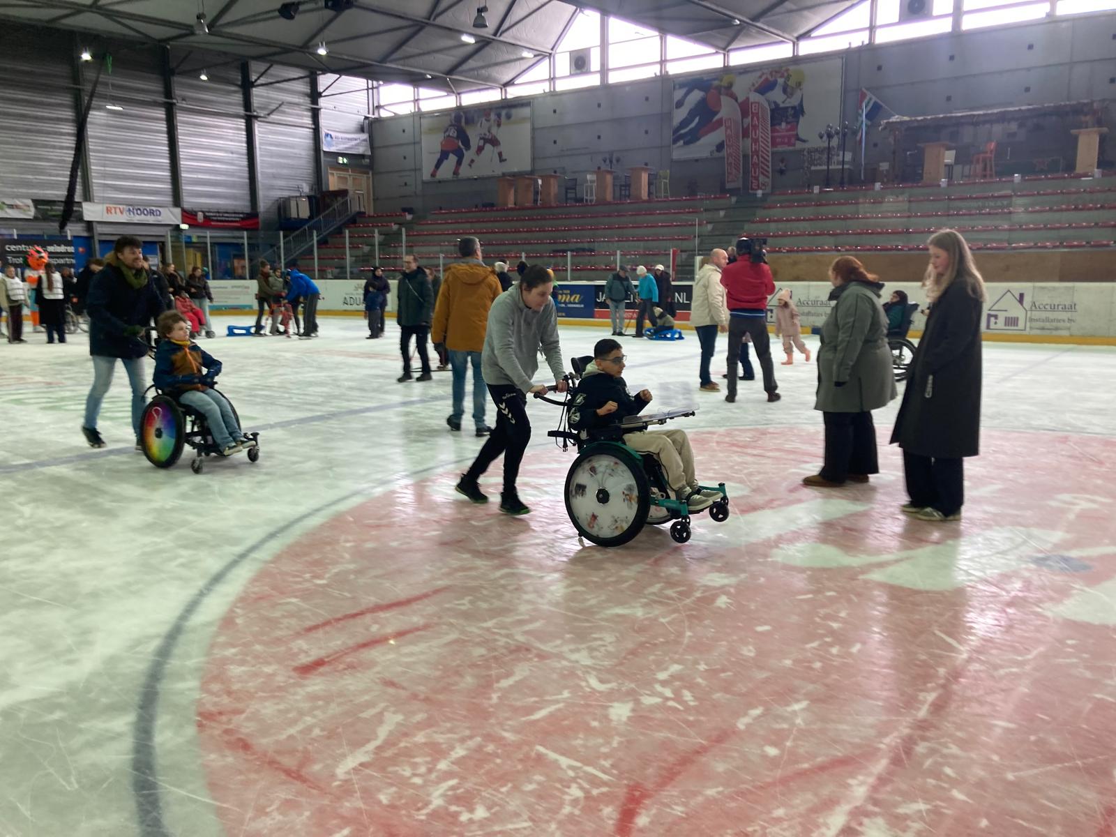 Plezier op het ijs voor mensen met lichamelijke en verstandelijke beperking