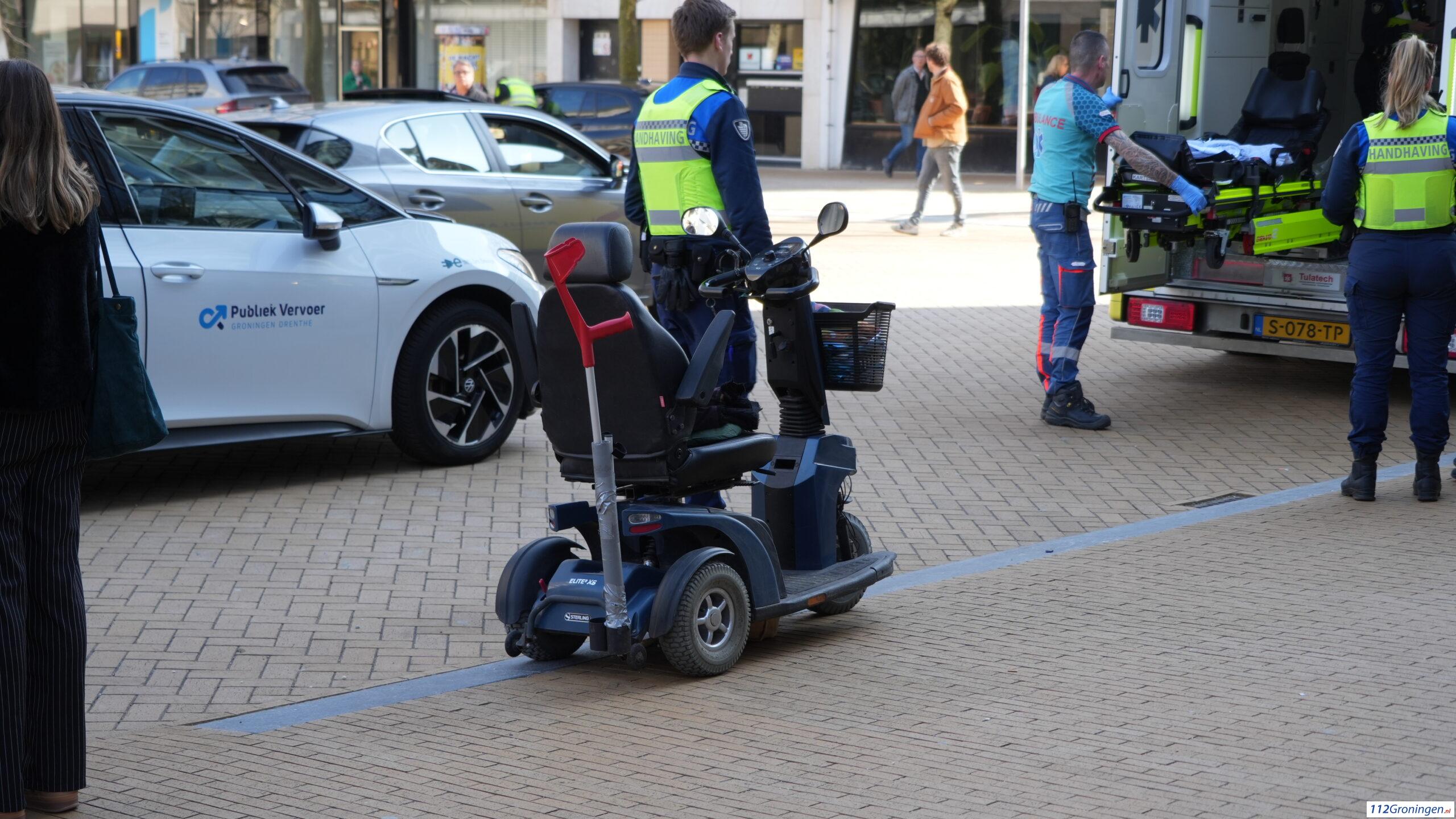 Besstuurder scootmobiel gewond bij botsing met taxi