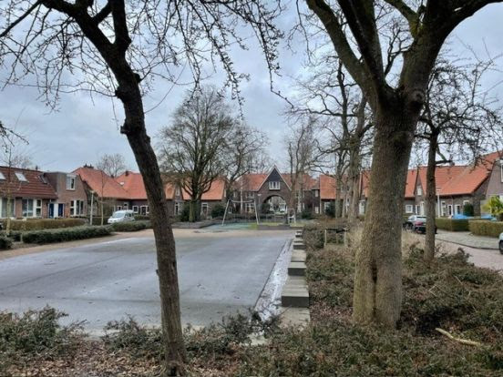 Hoogtepleintje aangepakt met nieuwe plantvakken en picknicktafel