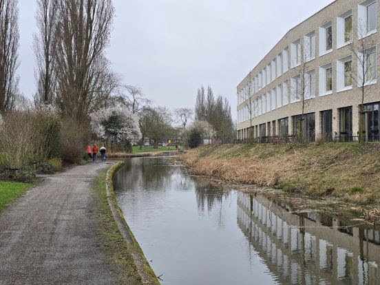 Een maand lang baggerwerk in sloot naast Petrus Campersingel