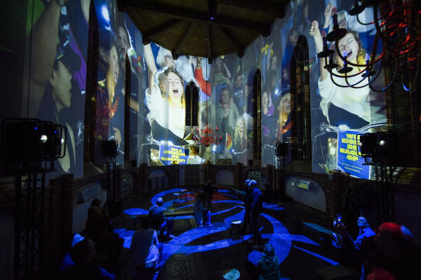 360 graden-expositie laat bezoekers nieuws van dichtbij beleven in Niemeyerfabriek