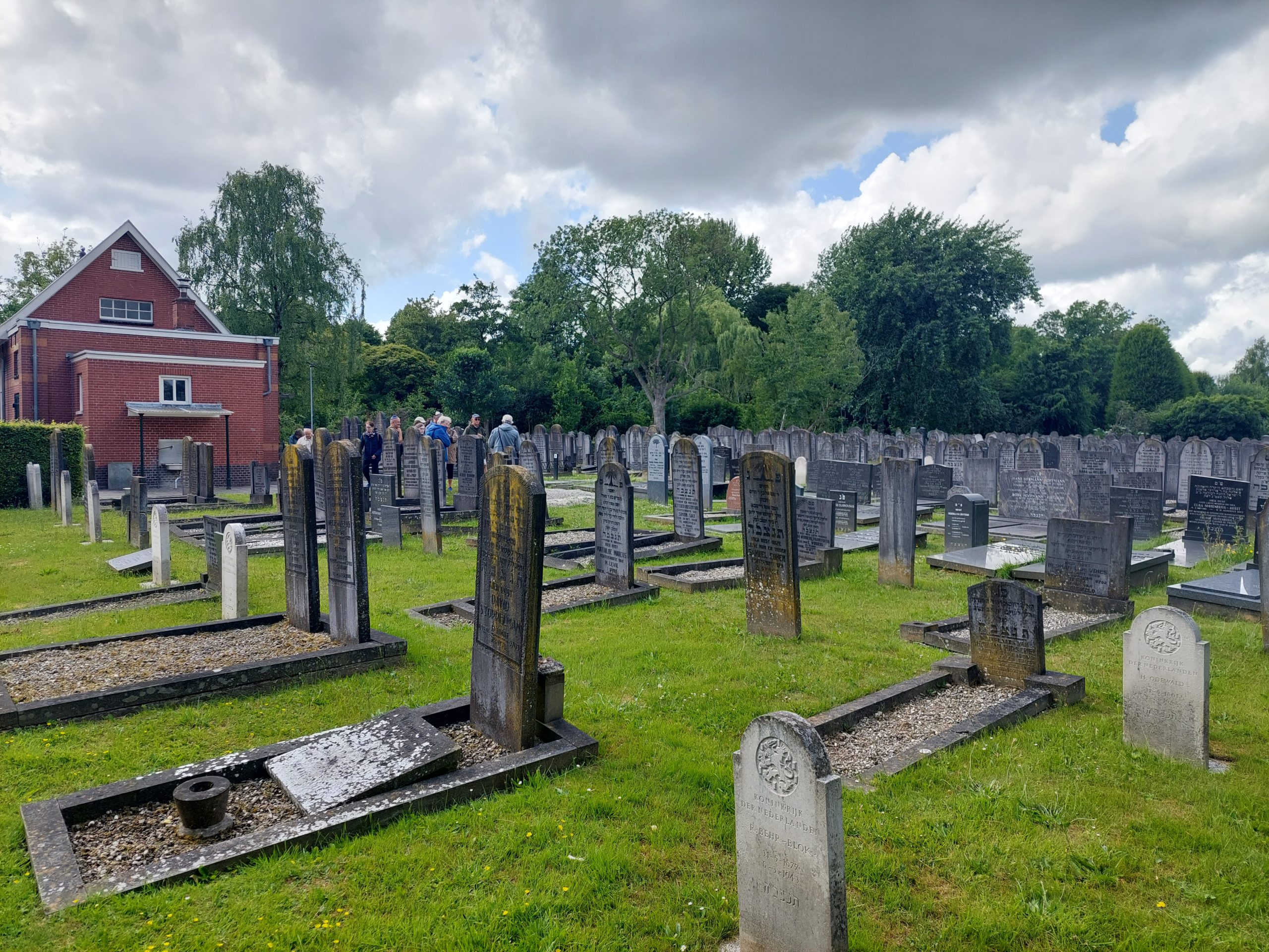 Levensverhalen verteld tijdens rondleiding op Joodse begraafplaats