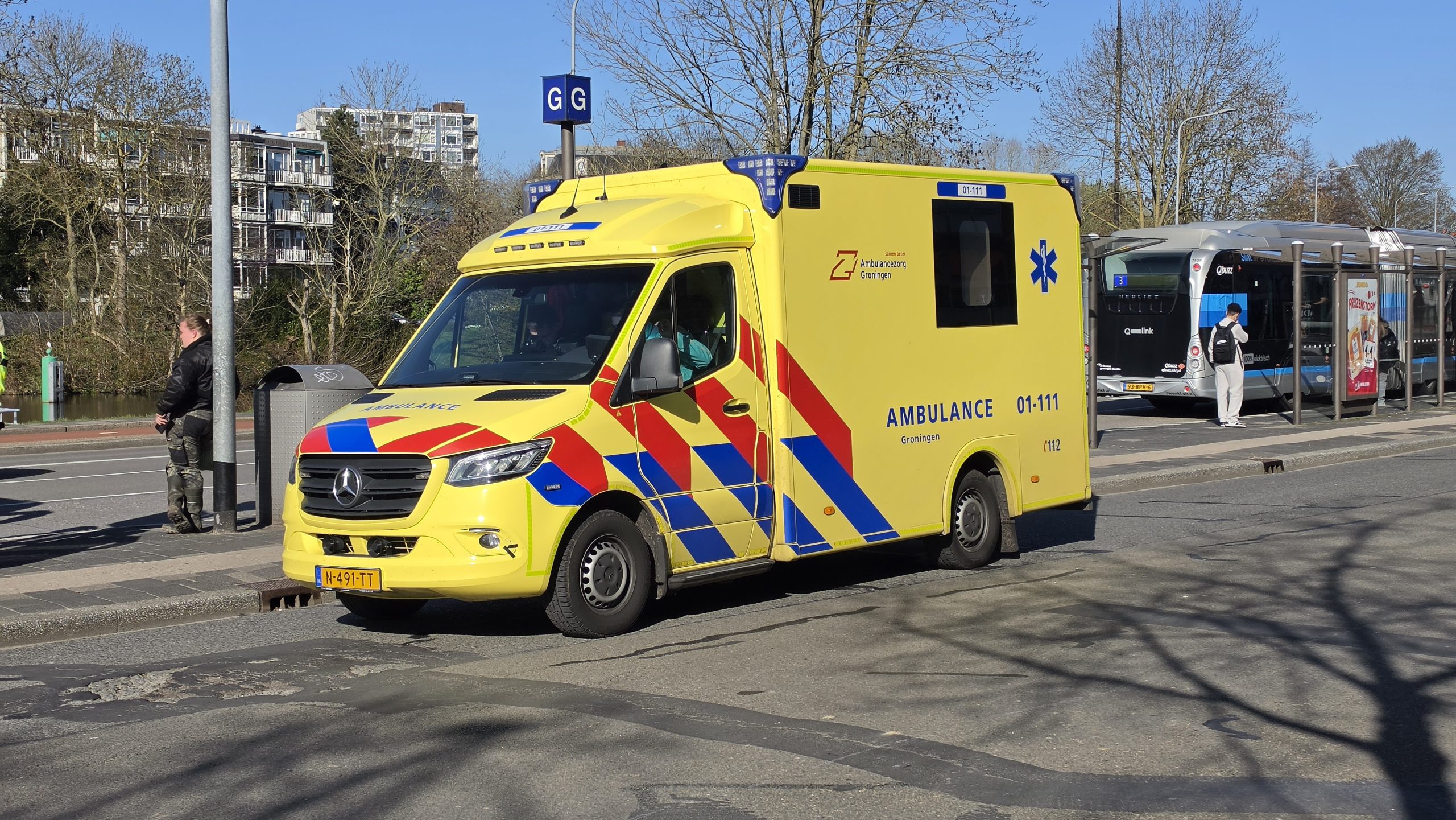 Licht letsel door ongeluk bij Hoofdstation, mogelijk door klap van spiegel bus