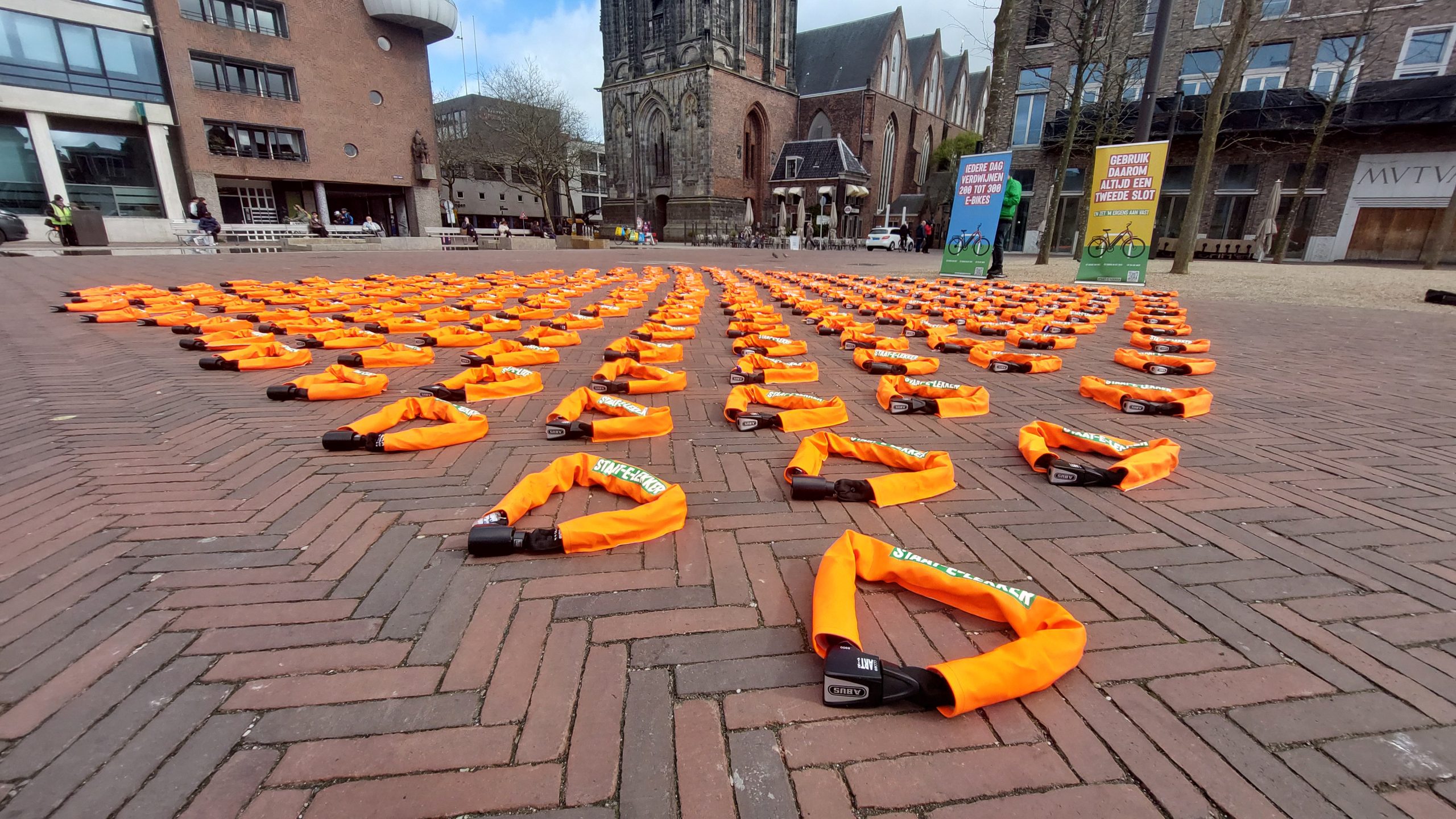 Zee van kettingsloten op Grote Markt maakt fietsdiefstal zichtbaar