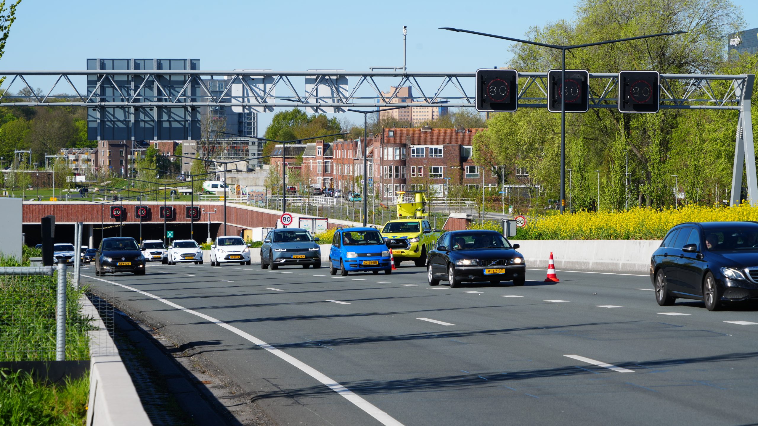 Auto en vrachtwagen botsen op zuidelijke ringweg