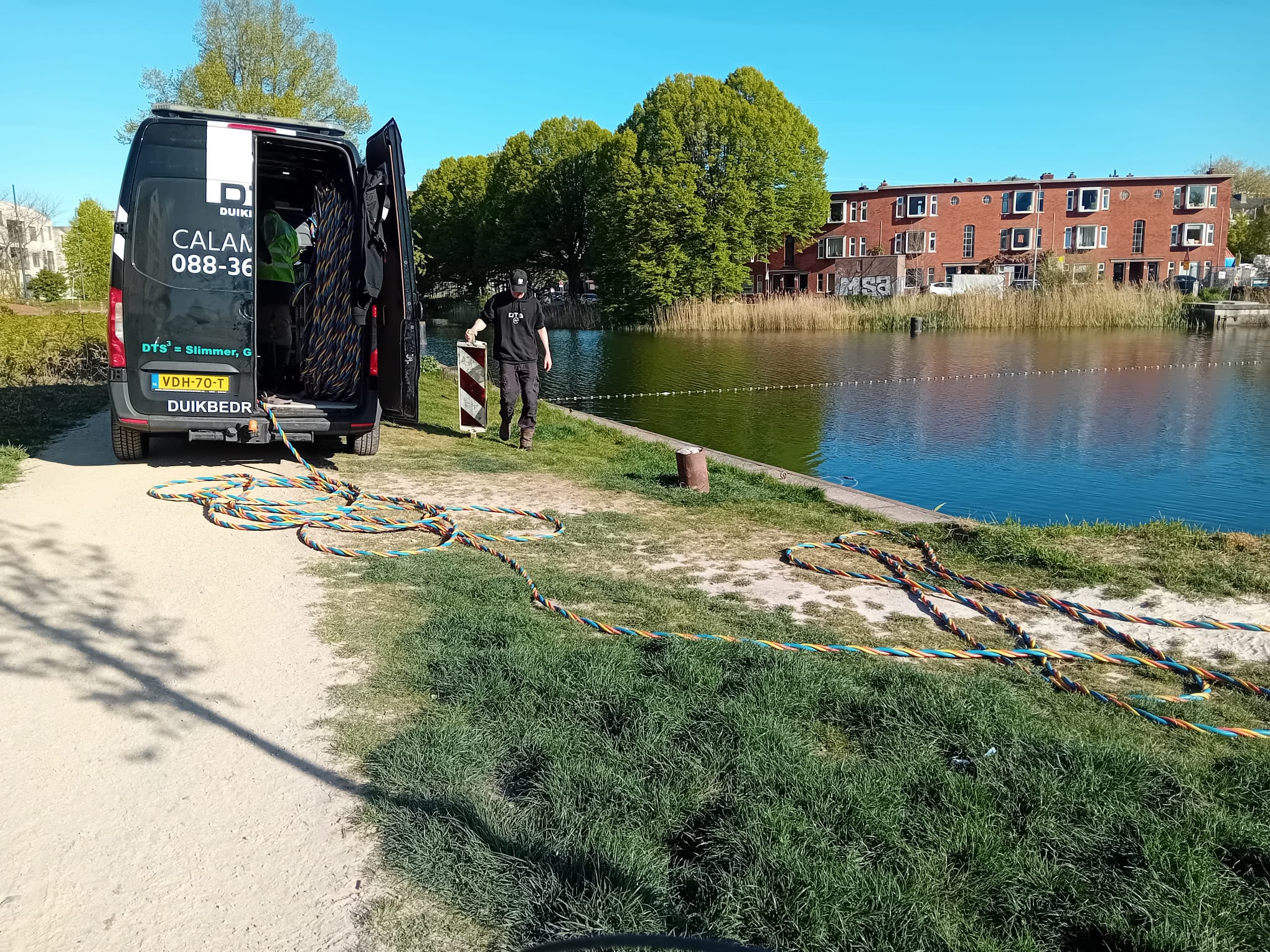 Duikers halen rotzooi uit water Stadsstrand naar boven