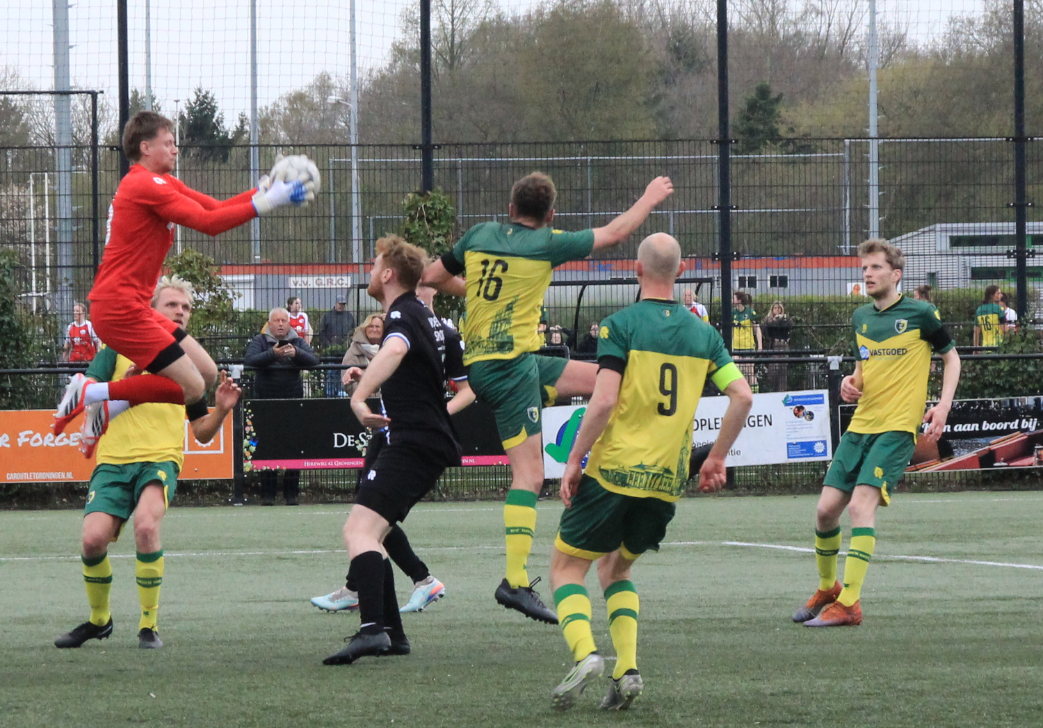 Amateurvoetbal: Winst GVAV, Groen Geel nog geen kampioen, doek valt voor VVG