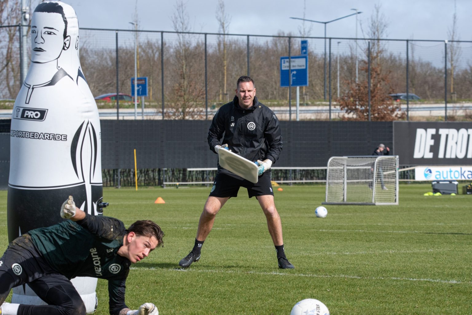 Keeperstrainer John Vos verlengt contract bij FC Groningen