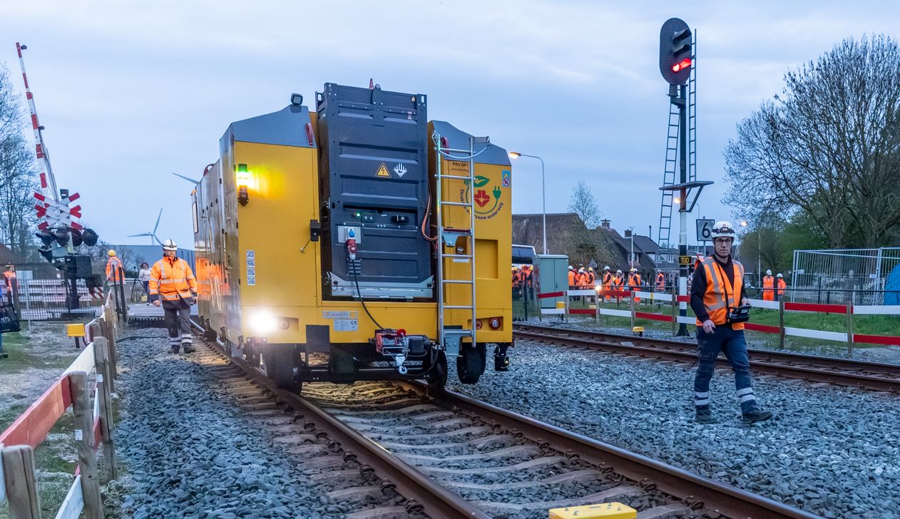 Deze robot gaat helpen bij aanleg nieuw treinbeveiligingssysteem op Groningse spoorlijnen