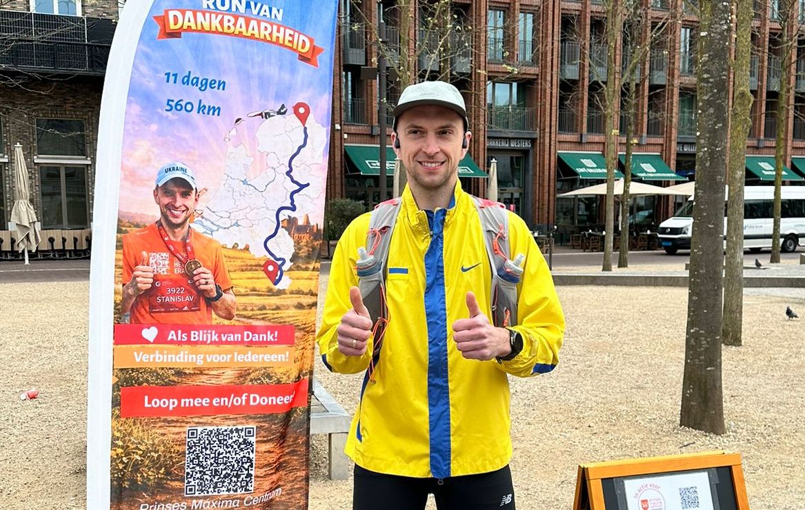 Stanislav (32) uit Oekraine begint op Grote Markt aan monster-hardlooptocht voor jongerensport: “Dan
