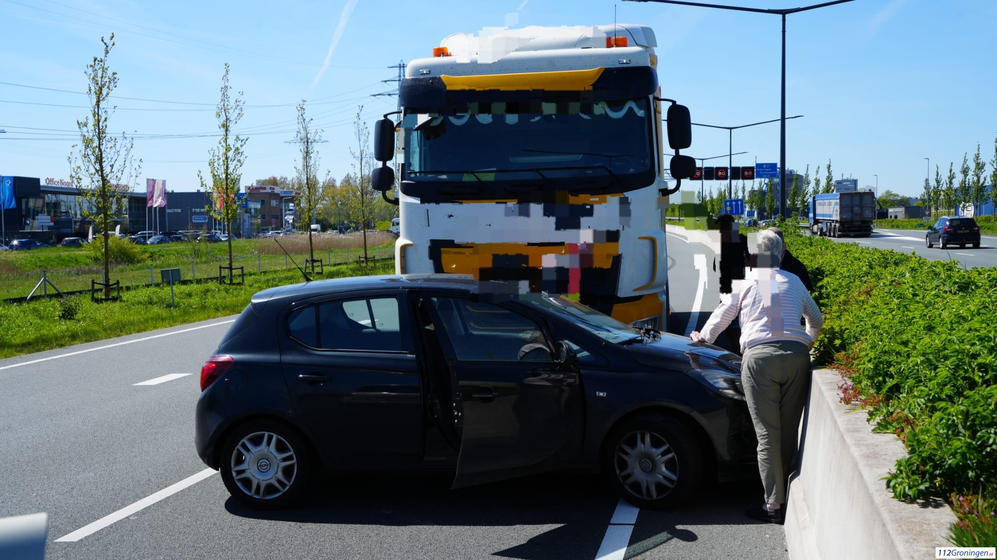 Vrachtwagen en personenauto botsen op elkaar