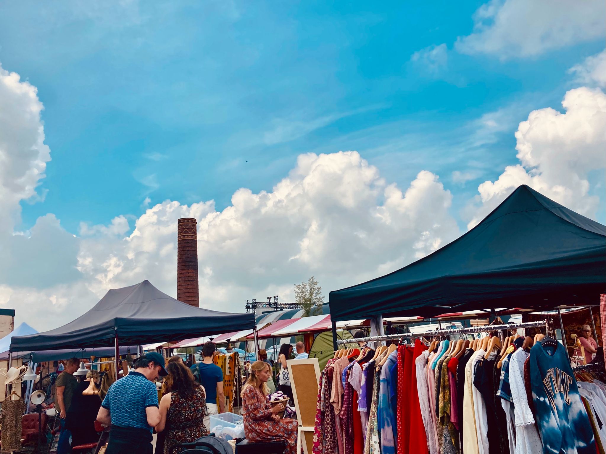Harde wind geen spelbreker voor Suikermarkt: zon, vintage en classics op het Suikerterrein