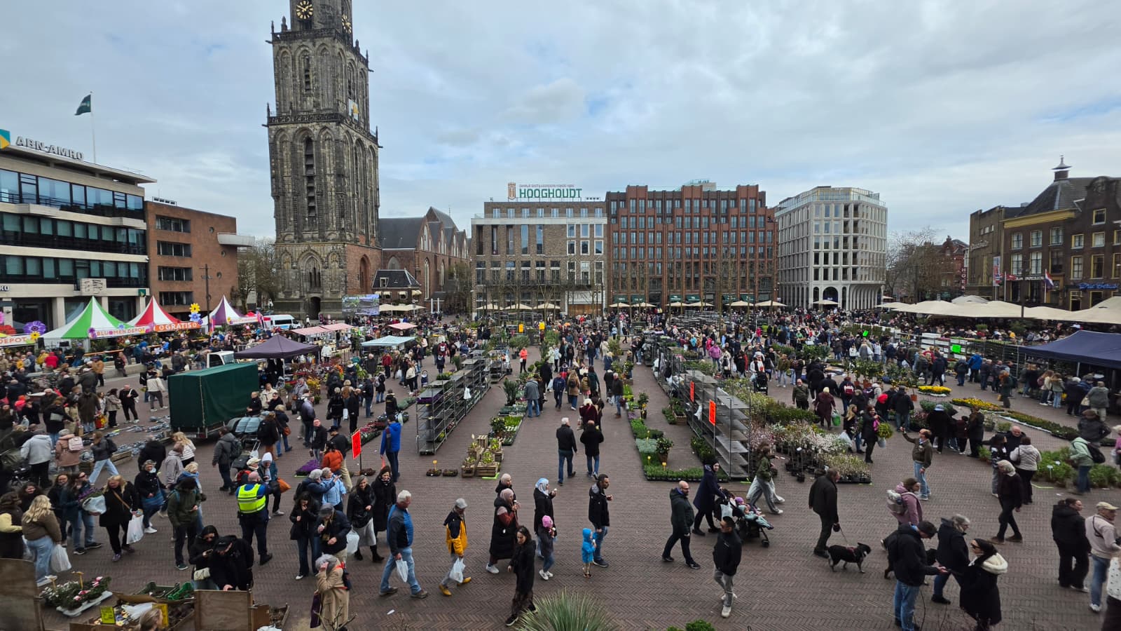 Bloemetjesmarkt als vanouds gezellig druk: ‘Speciaal uit Bremen hierheen gekomen’