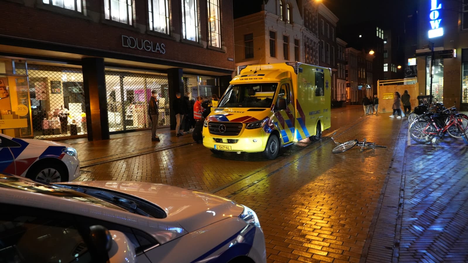 Maaltijdbezorger gewond bij forse botsing in binnenstad