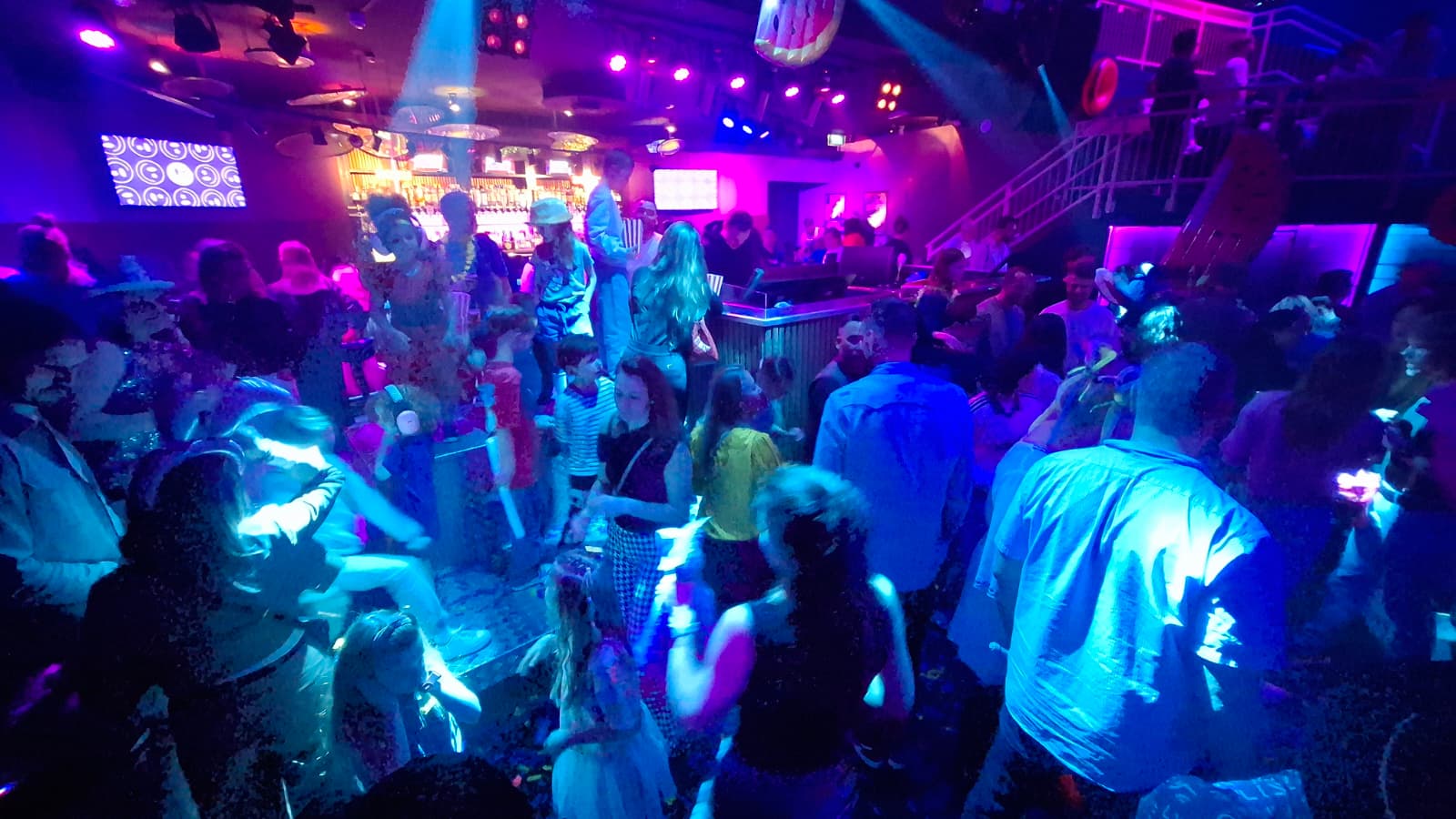 Family Rave Day in Club Palace krijgt vervolg: “Het was waanzinnig, de rook, de confetti, de limonad