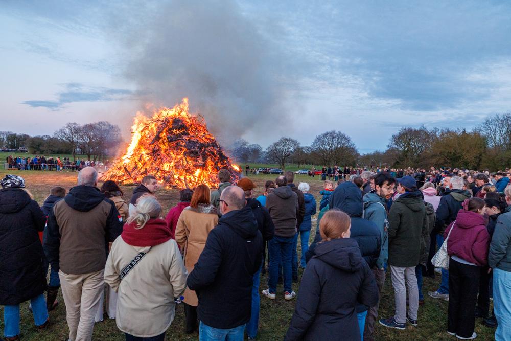 Paasvuren Onnen en Noordlaren trekken volop publiek: “Traditie die dorpen verbindt”