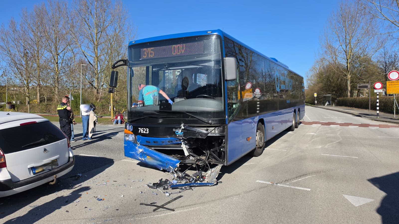 Drie gewonden bij aanrijding tussen Qlinerbus en auto op Peizerweg
