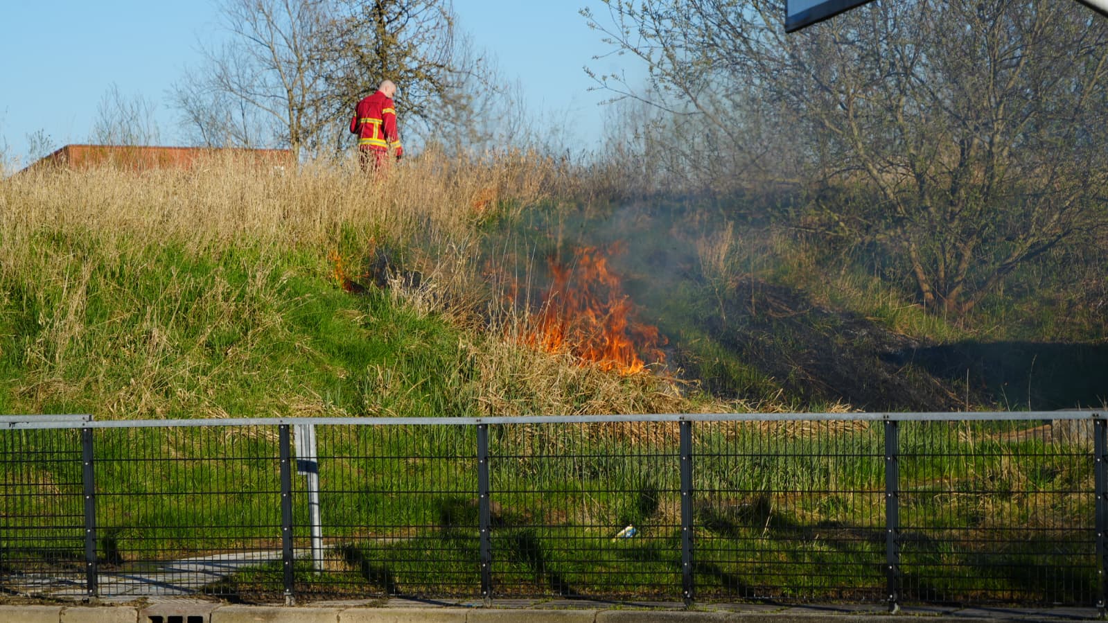 Brand bij jongerenhangplek in Oosterhoogebrug snel geblust
