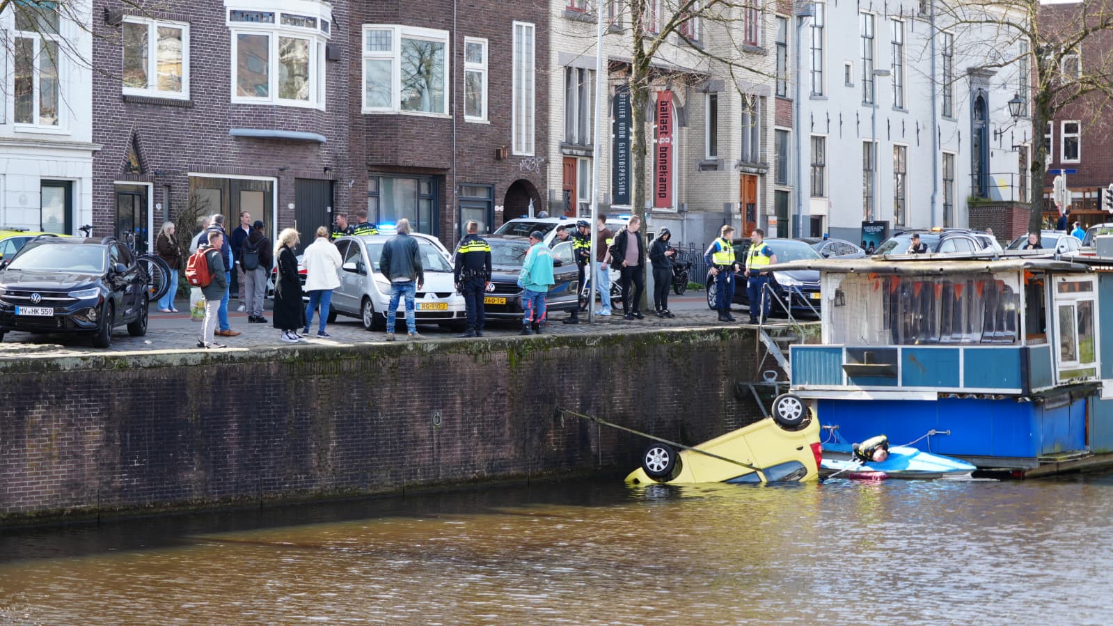 Auto aangetikt en in het water beland