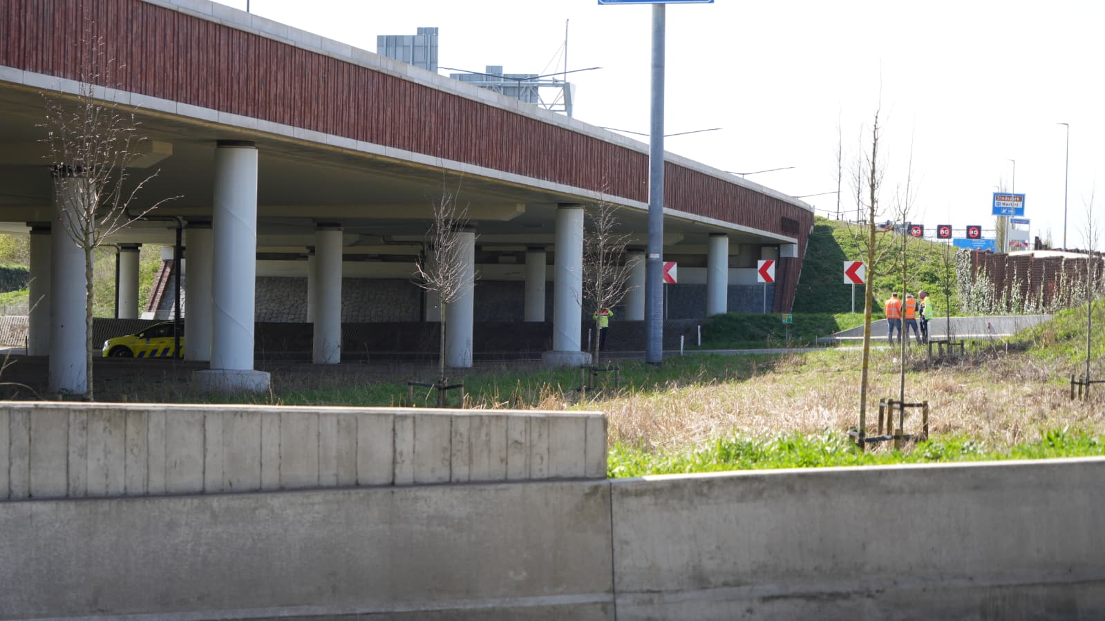 Na Julianabrug is nu Vrijheidsplein dicht vanwege loszittende onderdelen: betonnen ‘doppen’ van vier